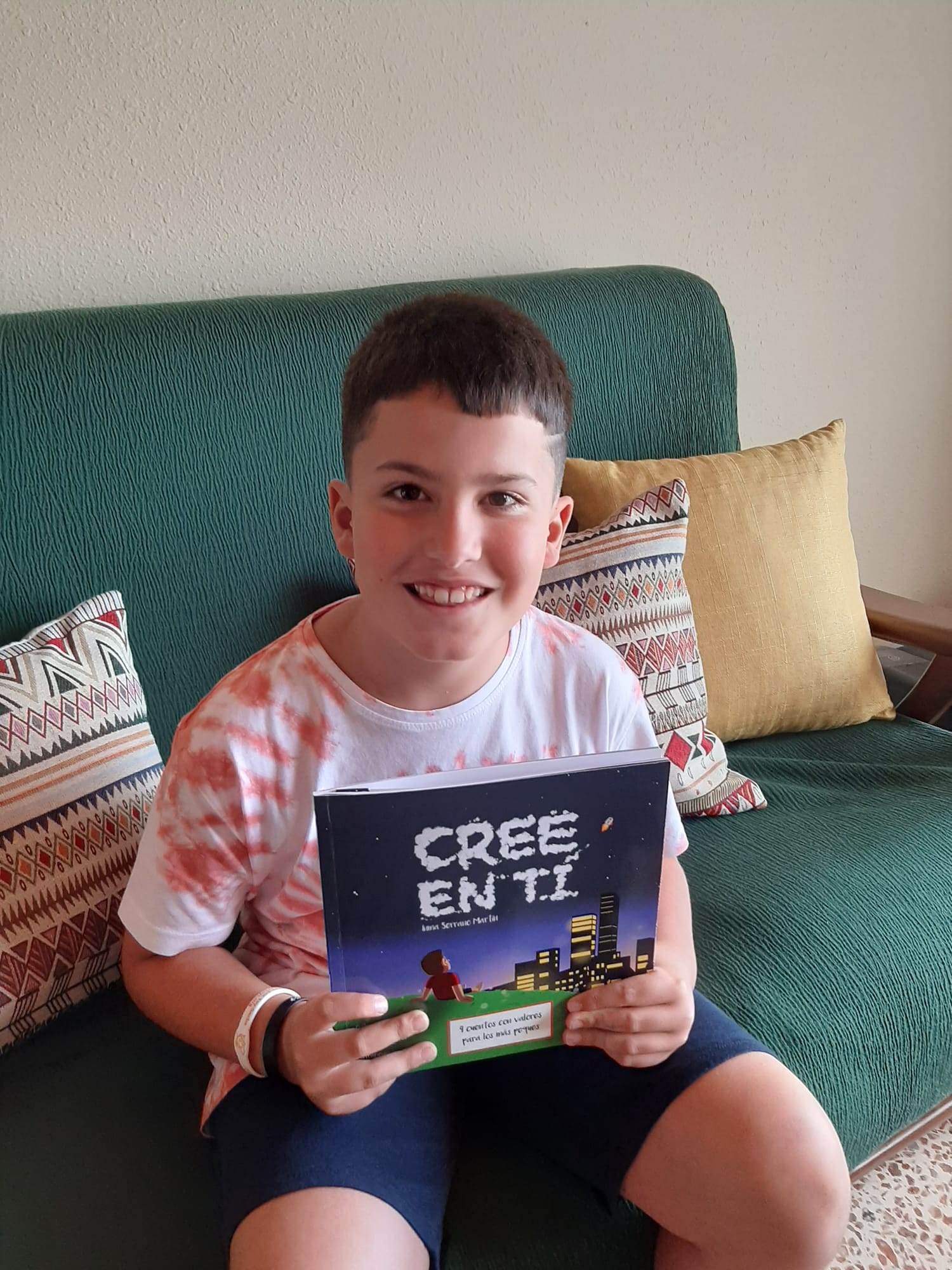 Samuel, de 9 añitos desde Tenerife, haciendo las actividades incluidas en el libro.